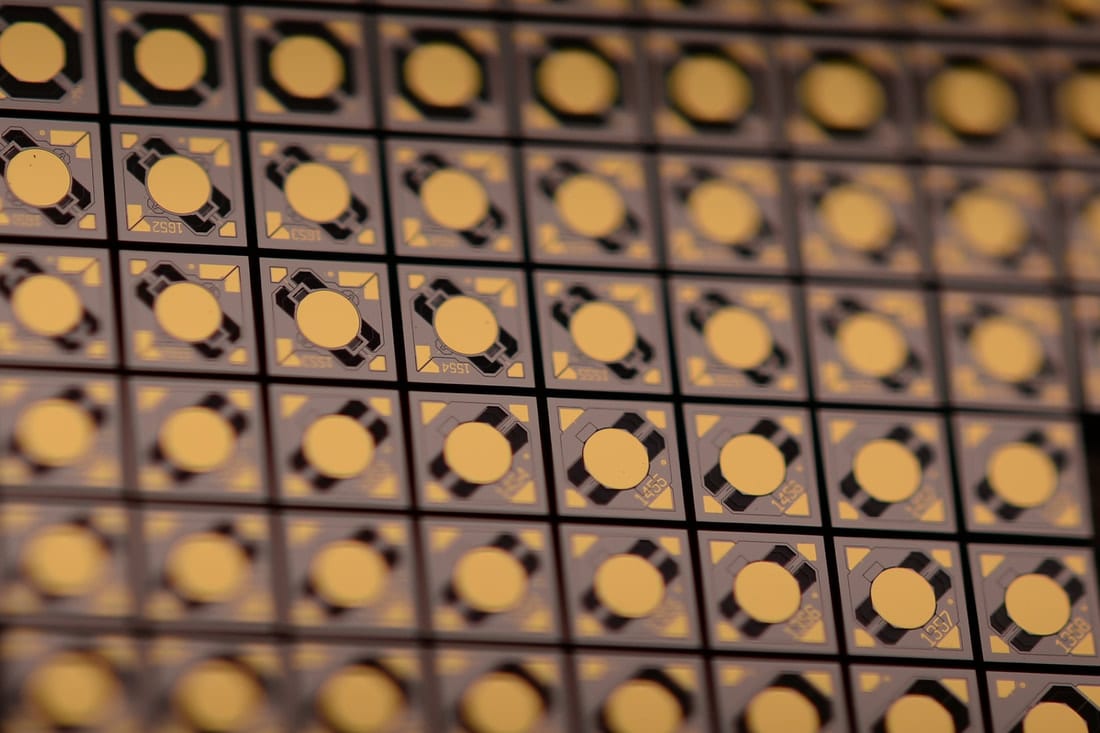 ACHROMATIC LINEAR RETARDER WITH TUNABLE RETARDANCE